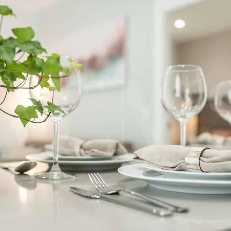 Tranquil & Bright With Parking By Rems Malaga