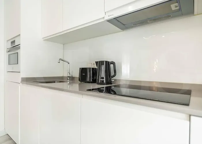 Tranquil & Bright With Parking By Rems Málaga