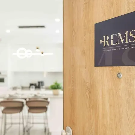 Tranquil & Bright With Parking By Rems
