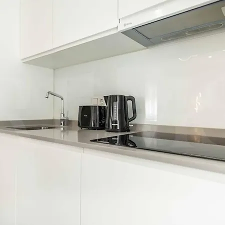 Tranquil & Bright With Parking By Rems Málaga